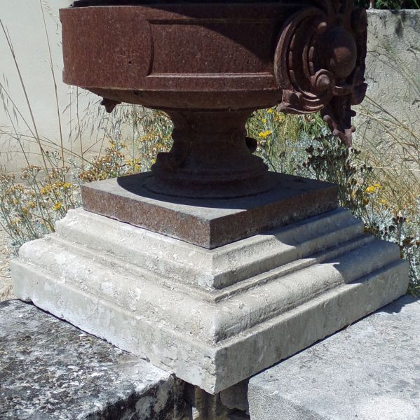 Petits socles pour vases ou statues - Taille de pierre artisanale Atelier Alain BIDAL (Provence)