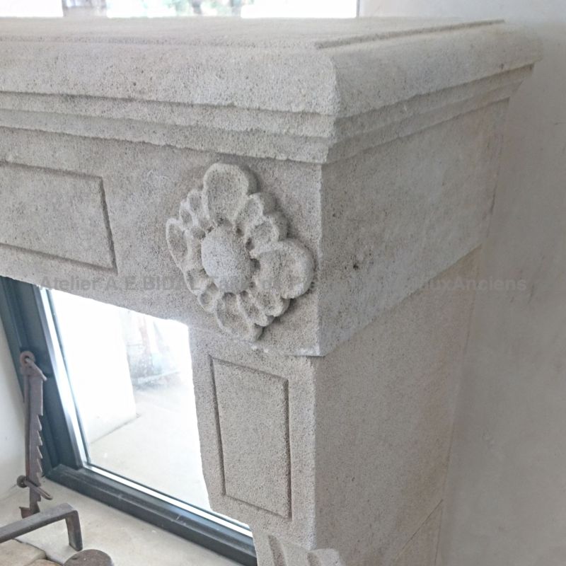 Detail of a fine sculpture on our Louis XVI fireplace in natural stone - Atelier Alain BIDAL (Provence)