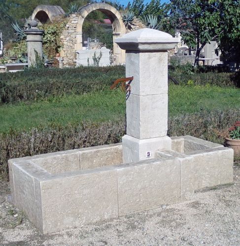 Une belle fontaine à double bassin en pierre de taille - Atelier Alain BIDAL (Provence)