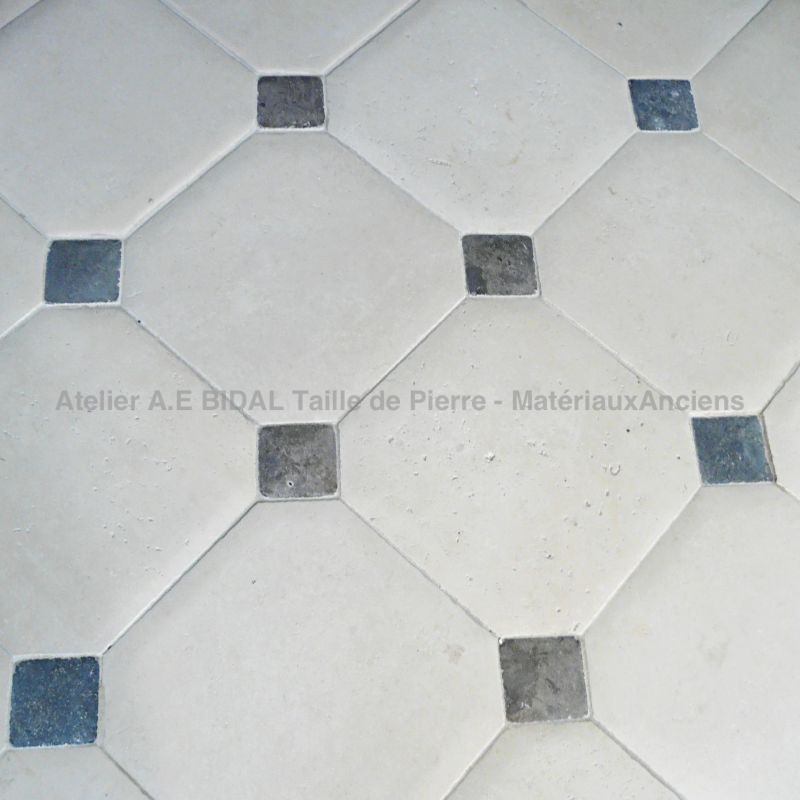 Dallage Perach avec cabochons en finition bombée et adoucie