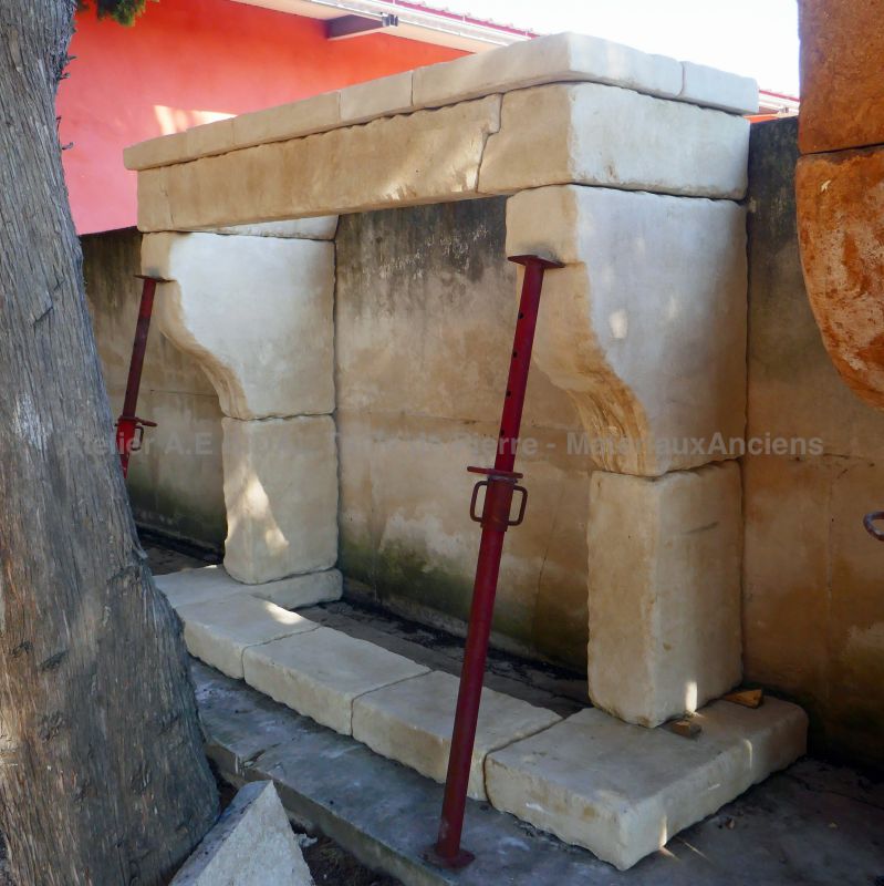 Rustic mantelpiece - a natural stone fireplace by the stonemason Alain BIDAL (Provence)