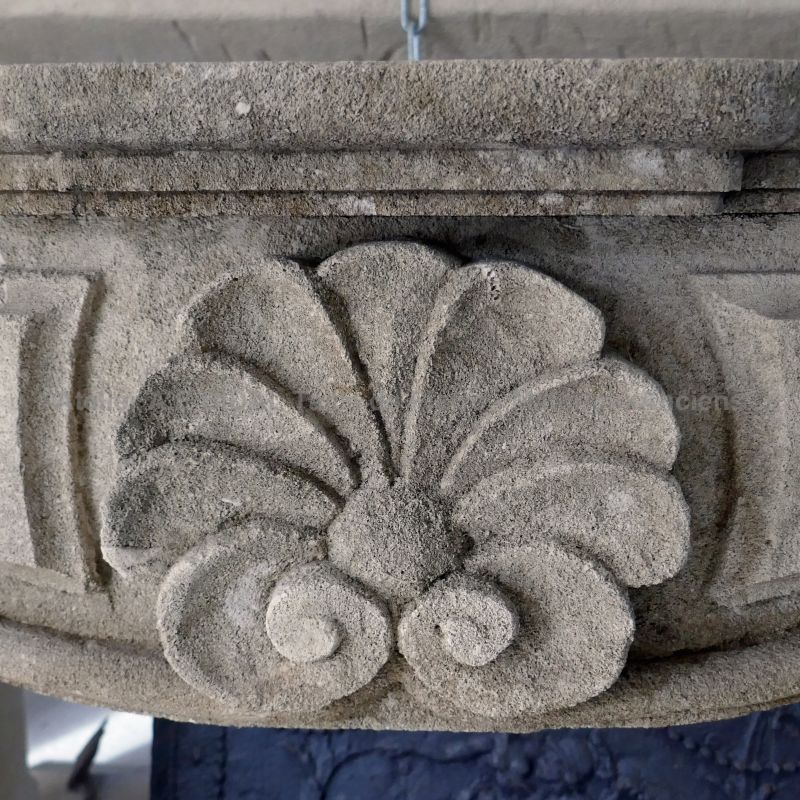 Détail de la coquille sculptée à la main au centre du linteau de notre belle cheminée en pierre - Atelier Alain BIDAL (Provence)