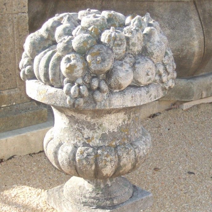Vase en pierre à poser sur une table de jardin ou sur une terrasse en pierre, par exemple.
