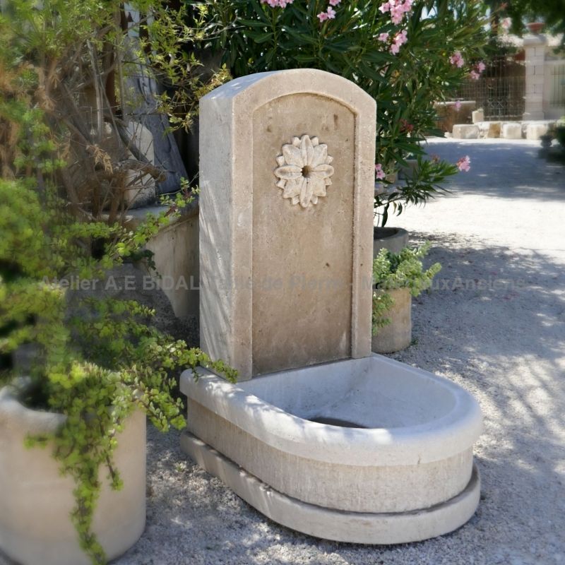 Petite fontaine pour déco de jardin - taille de pierre artisanale de l'atelier Alain BIDAL (Provence)