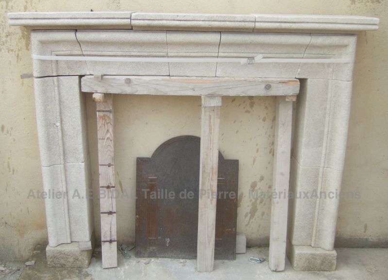 fireplace in natural stone extracted in Vaucluse : in the traasition of Louis XII and Louis XIV styles