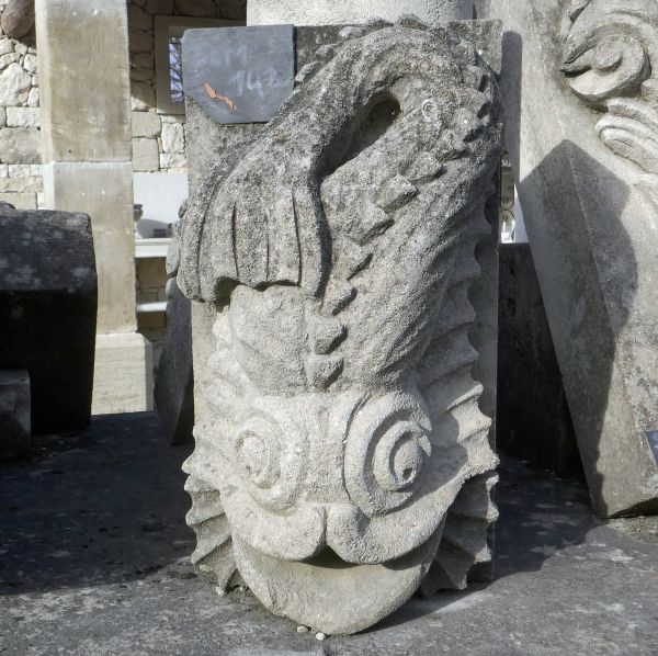 Sculpture en pierre décorative pour extérieur : poisson cracheur d'eau - Atelier Alain BIDAL (Provence)