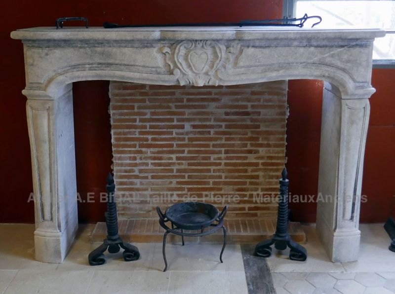 Regency mantelpiece in carved limestone by the stone cutter Alain BIDAL, Provence