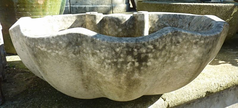 Wash-basin in stone : a charming bathroom sink in stone by the atelier Alain BIDAL (Provence)