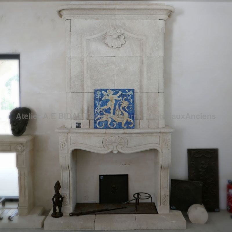 Fireplace in Estaillades stone from the early 18th century | French Regency mantel in stone - Atelier Alain BIDAL (Provence)