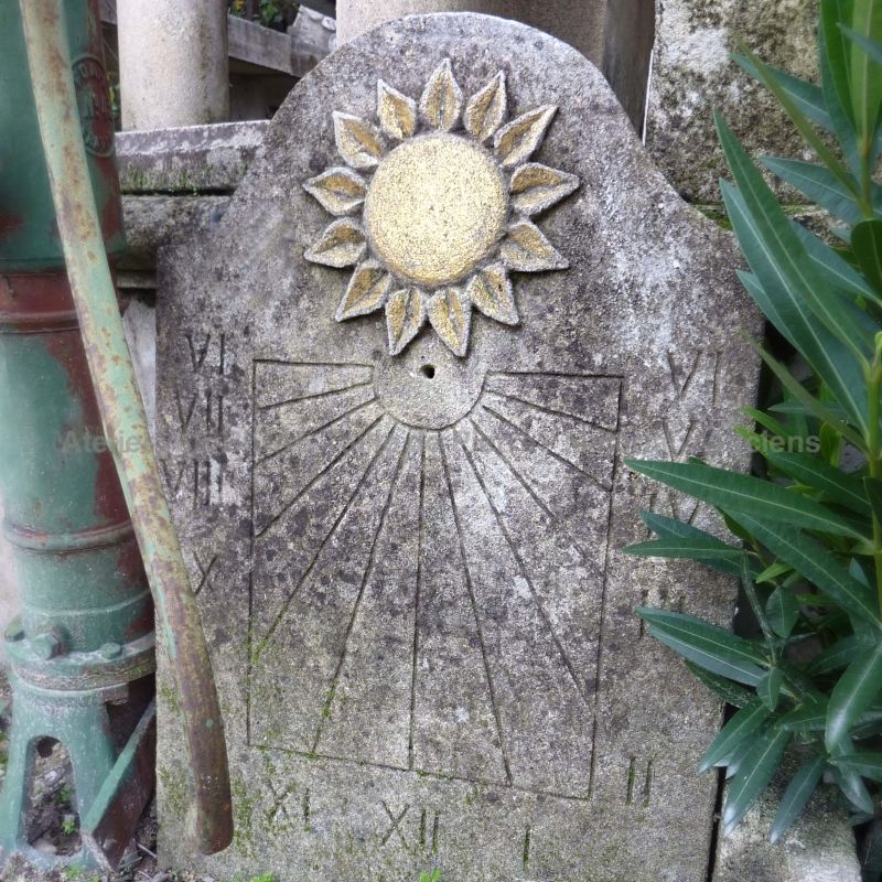 Cadran solaire en pierre d'Estaillades : Soleil avec dorure ** VENDU