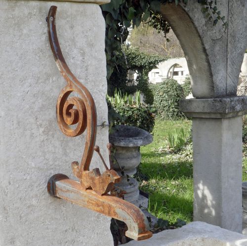 Sortie d'eau originale en fonte pour fontaine de jardin en pierre - Atelier Alain BIDAL (Provence)