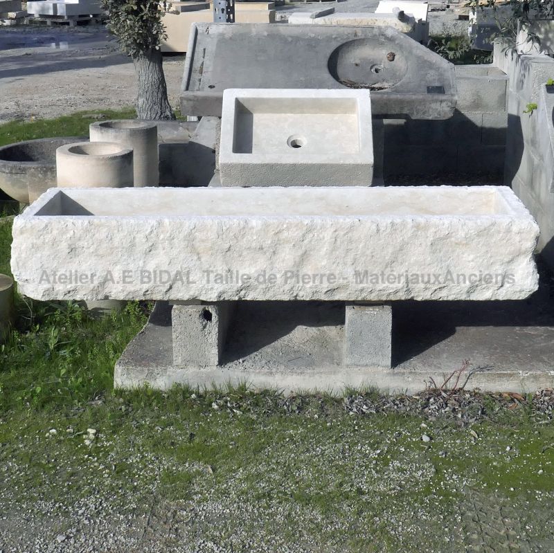 Évier en pierre brute : long évier de cuisine de style rustique - Atelier Alain BIDAL (Provence)