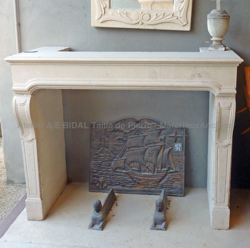 New edition of a classic Louis XVI mantelpiece in carved limestone - Atelier Alain BIDAL (Provence)