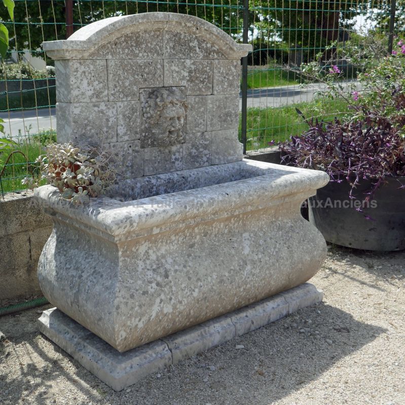 Decorative Provence stone fountain by the stonemason Alain BIDAL