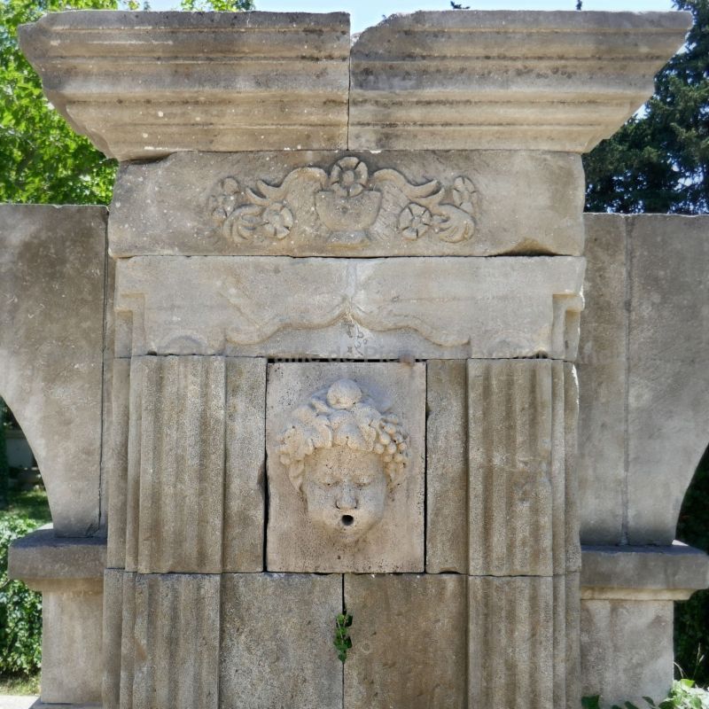 Fronton très finement sculpté à la main - Fontaine murale en pierre de Provence en vente chez Alain Bidal.