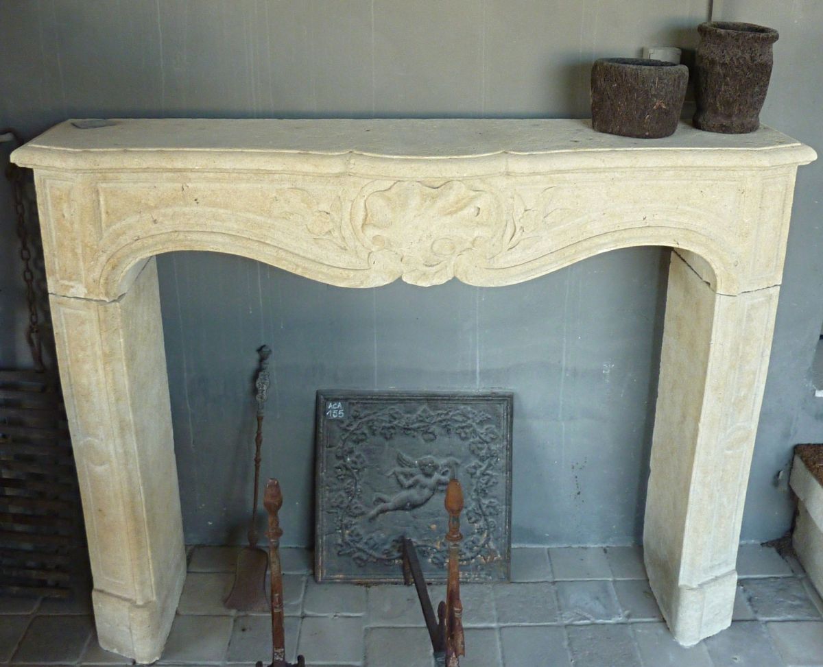 Cheminée en pierre de Provence d'inspiration Louis XV - Atelier Bidal