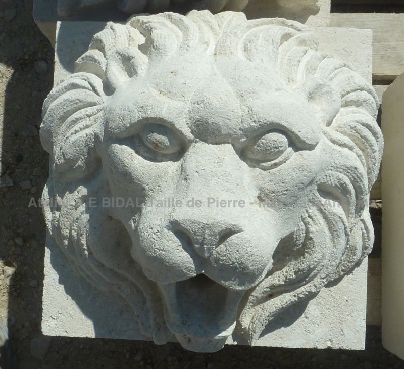 Water outlet in carved limestone : lion's head - Atelier Alain BIDAL (Provence)