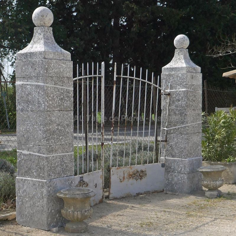 Piliers de portail en pierre patinée par le tailleur de pierre Alain BIDAL, Provence