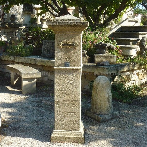 Objet déco de charme : boite aux lettres pour l'entrée.