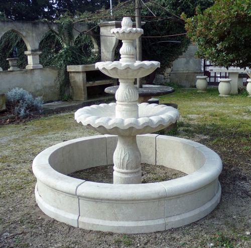 Fontaine centrale avec bassin rond et colonne avec vasques à débordement sculptées - Atelier Alain BIDAL (Provence)