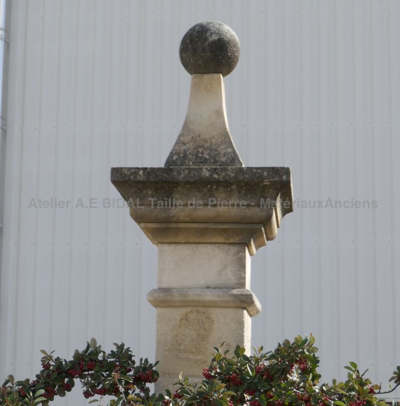 Chapiteaux pour piliers de portail taillés en pierre naturelle française par l'Atelier Alain BIDAL.