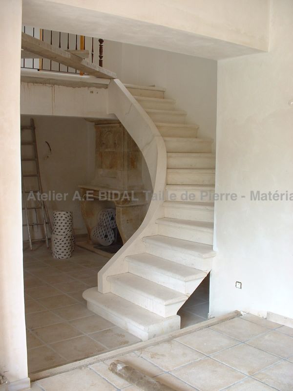 Choisir un escalier d'intérieur en pierre de l'atelier Bidal en Provence.