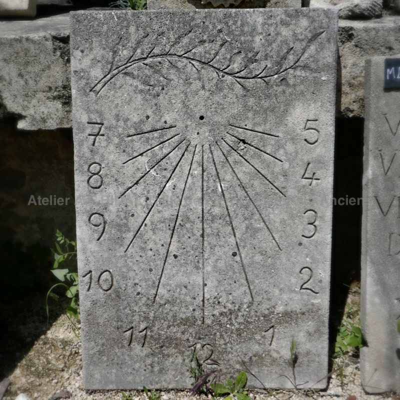 Très beau modèle de cadran solaire en pierre dessiné et réalisé par l'atelier de taille de pierre dirigé par l'artisan tailleur de pierre Bidal.