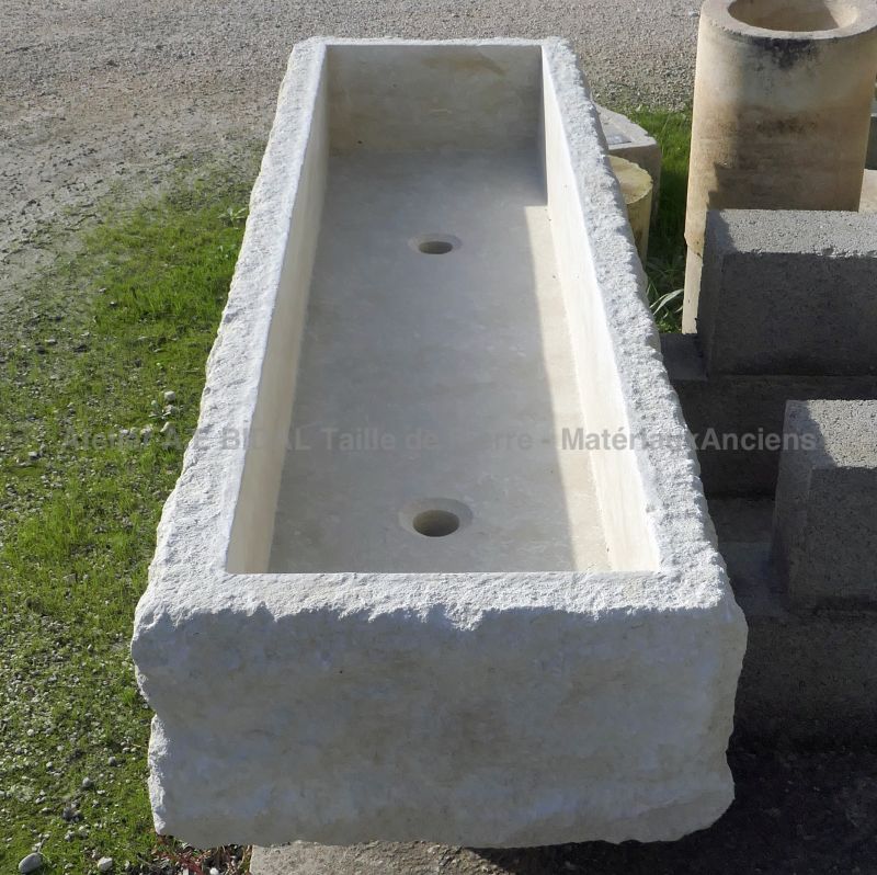 Long évier rustique en pierre brute : bel évier de cuisine - Atelier Alain BIDAL (Provence)