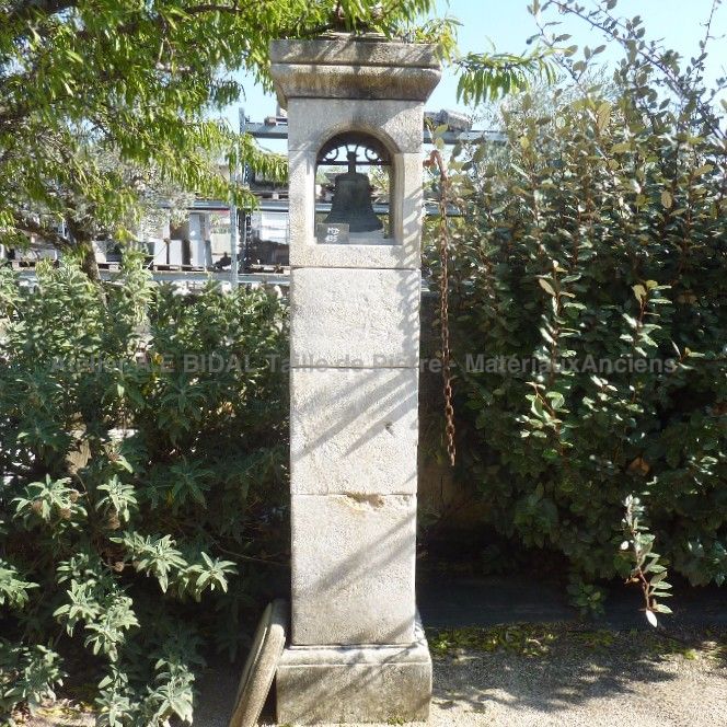 Majestueux pilier en pierre décoratif pour l'entrée - ateliers Bidal de taille de pierre.