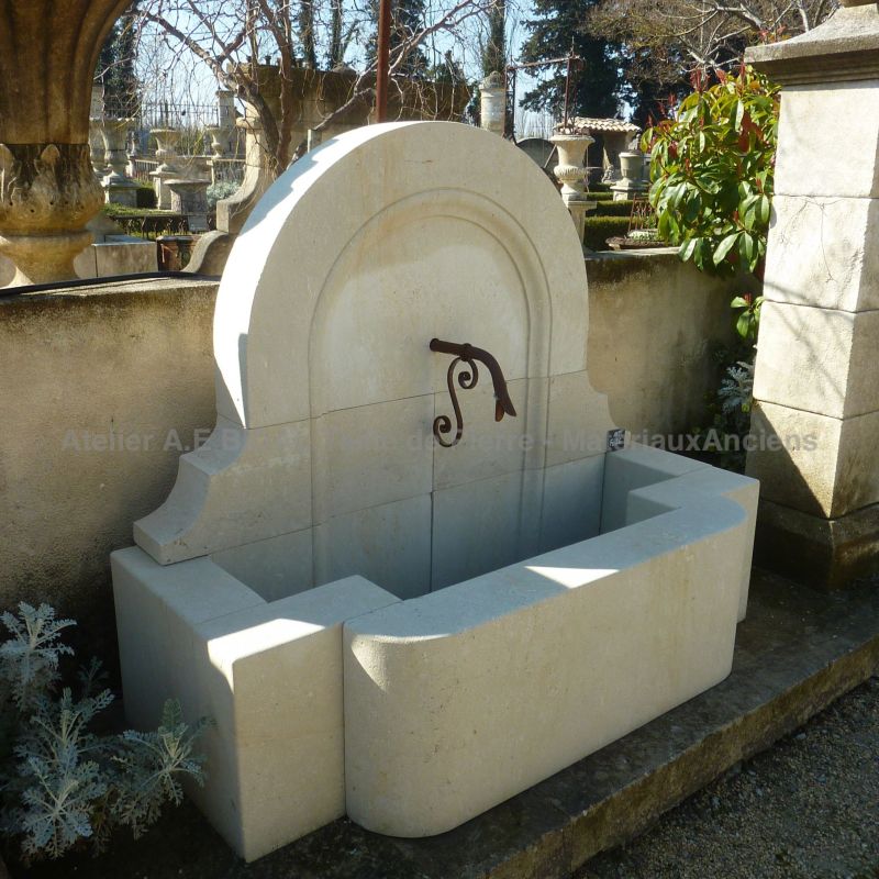 Fontaine en pierre pour la décoration du jardin - Élément de décoration du tailleur de pierre en Provence Alain Bidal.