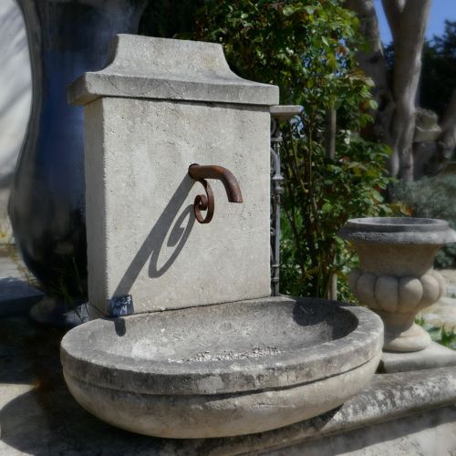 Le tailleur de pierre Alain Bidal vous présente cette petite fontaine de jardin en pierre | Borne à eau en pierre naturelle.