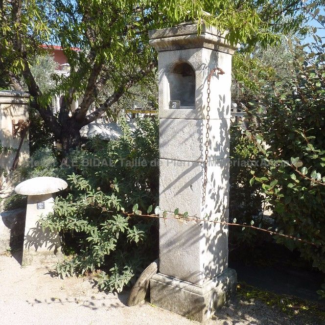 Très beau pilier en pierre naturelle avec cloche en bronze - pilier en pierre calcaire Alain Bidal.