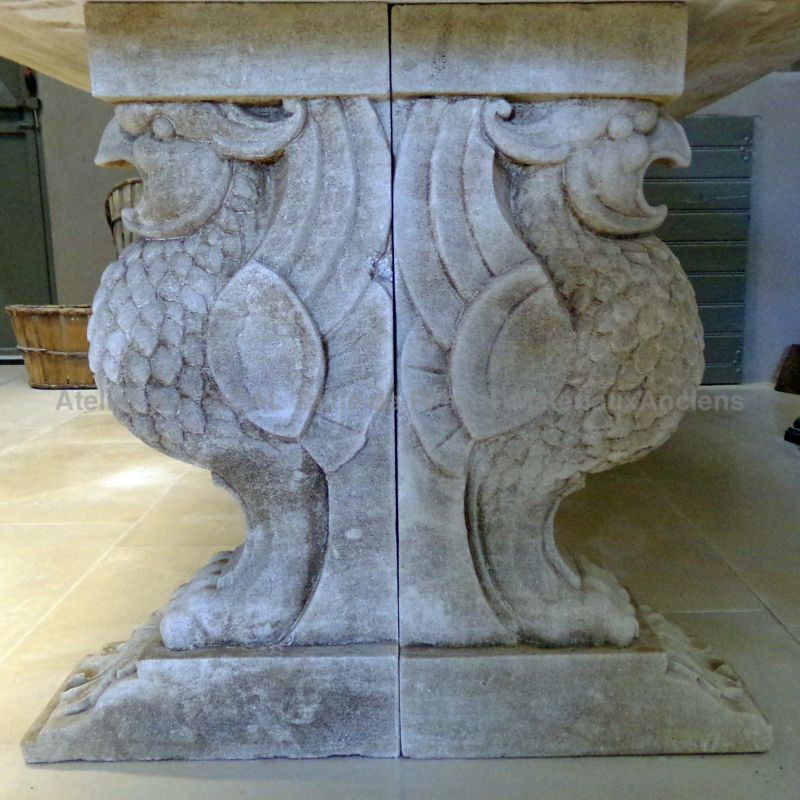 Table pour 12 personnes en pierre calcaire avec pieds sculptés de griffons - Atelier Alain BIDAL (Provence)