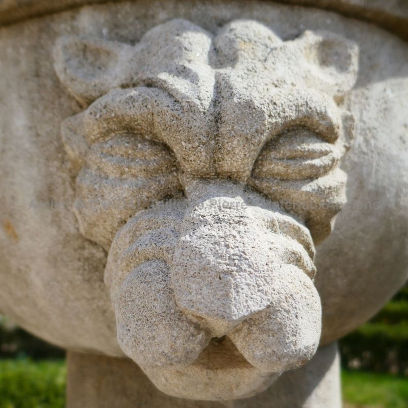 Fontaine gothique dont la pierre de tailla a été vieillie et patinée par les soins du tailleur de pierre.