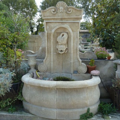 Fontaine murale d'extérieur: une réédition réussie d'une fontaine de village d'antan.