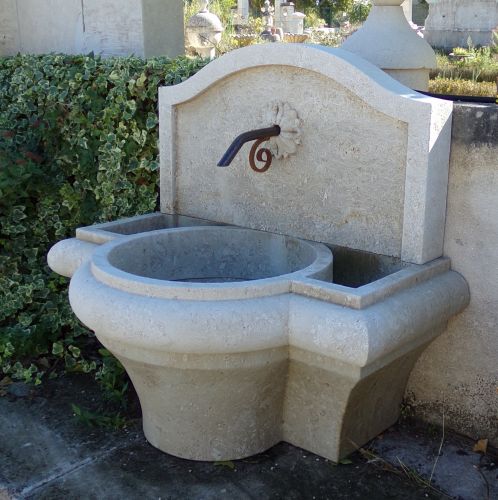 Fontaine de jardin en pierre naturelle taillée par notre tailleur de pierre - Atelier Alain BIDAL (Provence)
