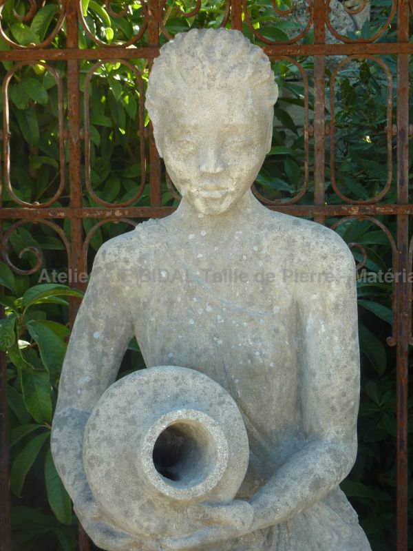 Statue de jardin : la verseuse d'eau d'antan.