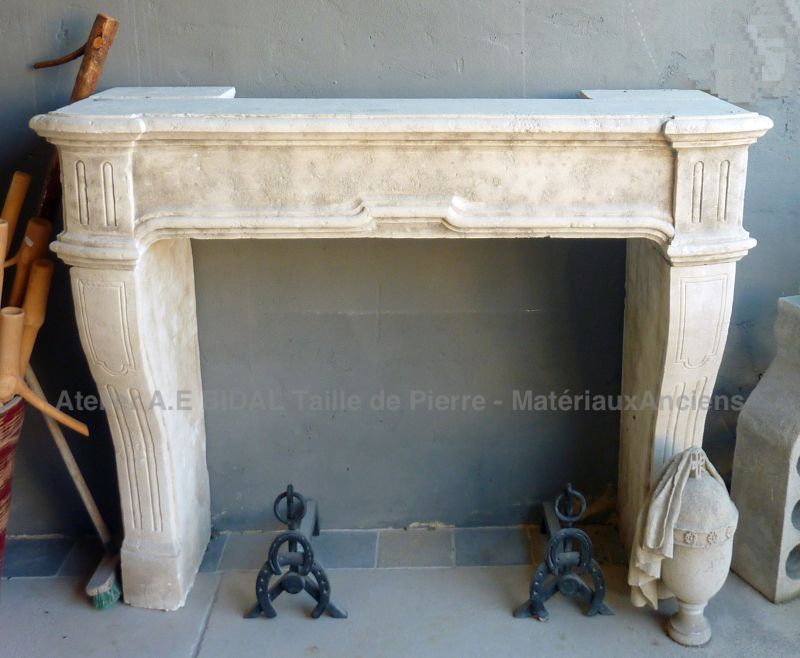 Fine Louis XIV mantelpiece in stone -  A nice reissue a classic fireplace in stone  - Atelier Alain BIDAL (Provence)