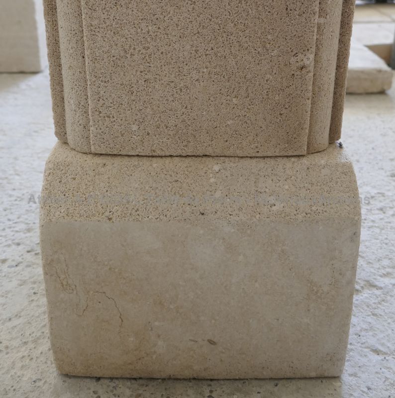 Classic Provence fireplace in natural limestone - Atelier Alain BIDAL (Provence)
