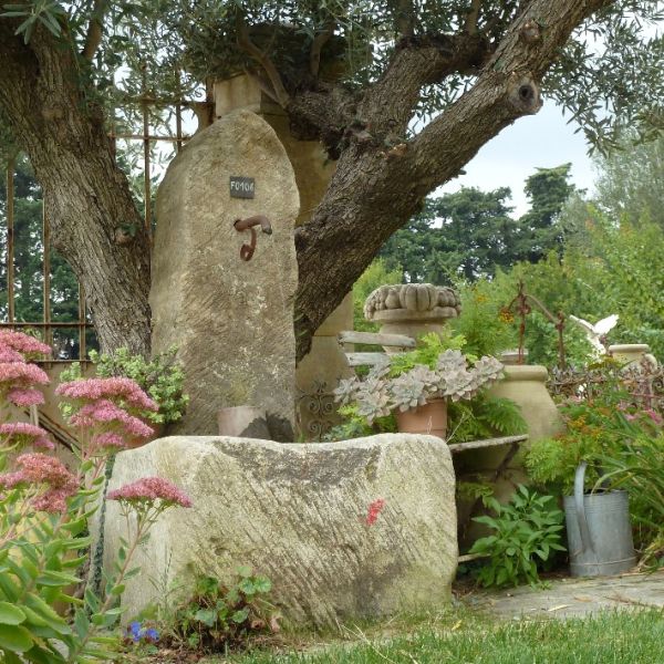 Petite fontaine de style rustique murale - Borne à eau en pierre de Provence - Atelier Alain BIDAL (Provence)