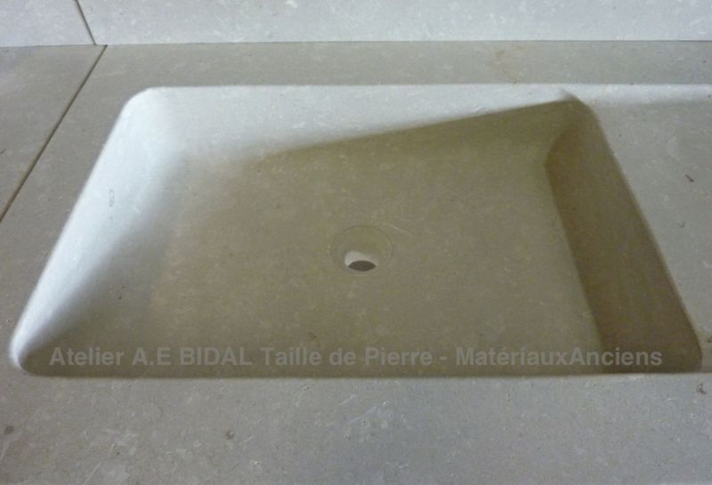 Sink carved in stone on our stone kitchen - Atelier Alain Bidal (Provence)