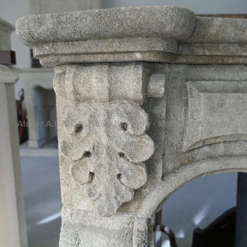 Détail des feuillages sculptés à la main sur le linteau de notre belle cheminée en pierre - Atelier Alain BIDAL (Provence)