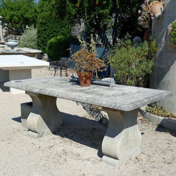 Magnifique table en pierre - mobilier artisanal de maison ou d'extérieur signé de l'atelier de taille de pierre Alain Bidal.