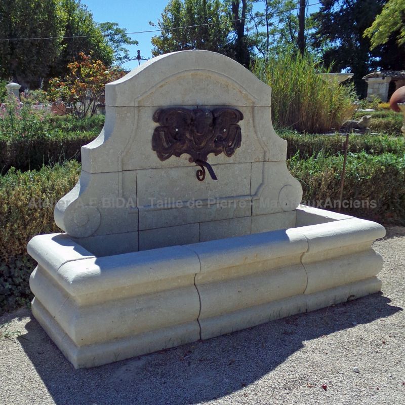 Fontaine en pierre de taille : une réalisation artisanale du tailleur de pierre Alain Bidal (Provence)