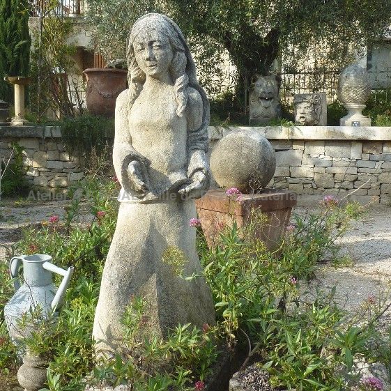 Statue de jardin réalisée par le tailleur de pierre Bidal situé dans la région de Provence.