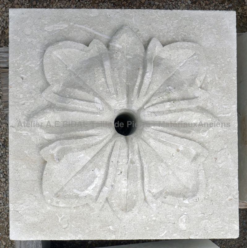 Sculpture en pierre naturelle - Rosace décorative en pierre de taille par Alain BIDAL.