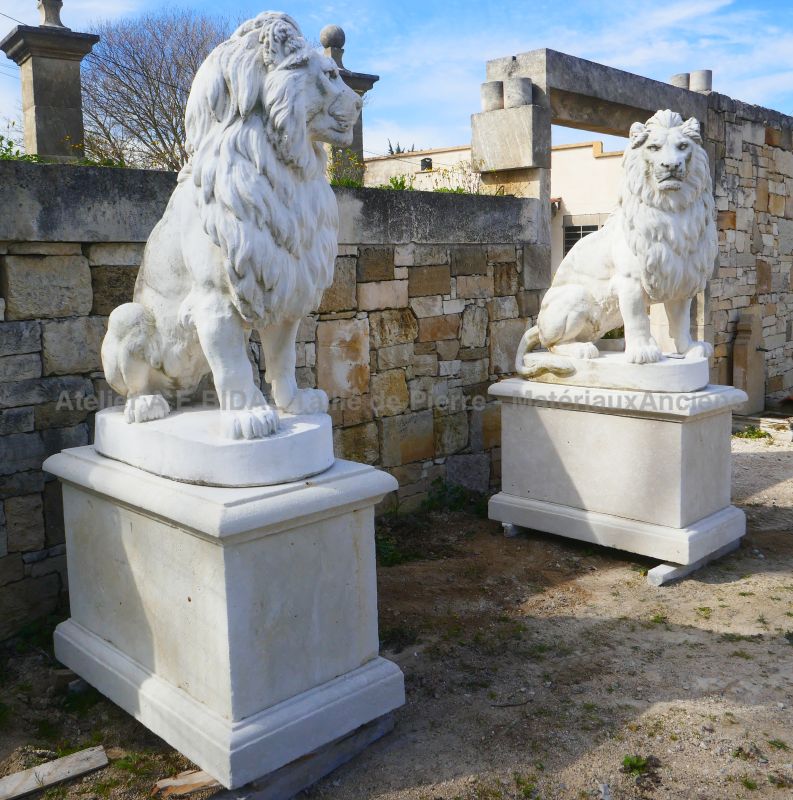 Paire de statues lions sur socles en pierre - Atelier Alain BIDAL (Provence)