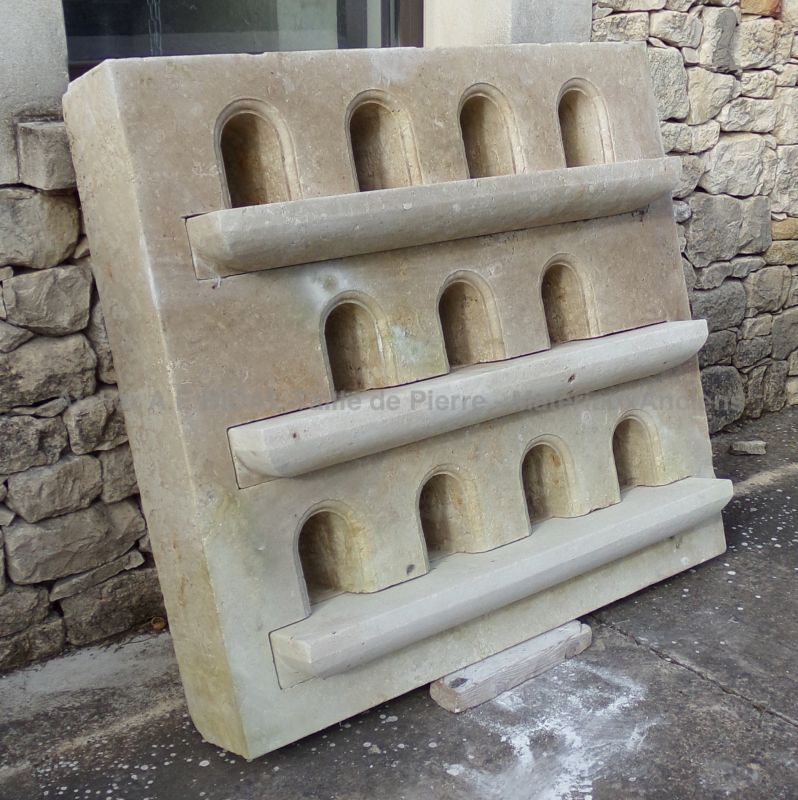 Élément d’architecture traditionnelle : plaque de pigeonnier en pierre - Atelier Alain BIDAL, Provence