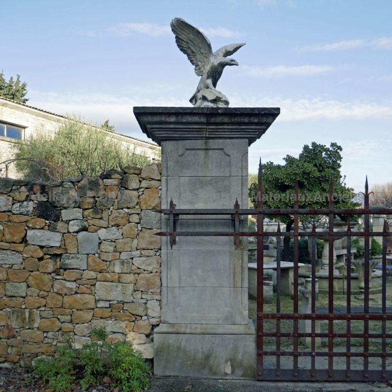 Limestone pillars on sale at Atelier BIDAL (Isle sur Sorgue - Provence).