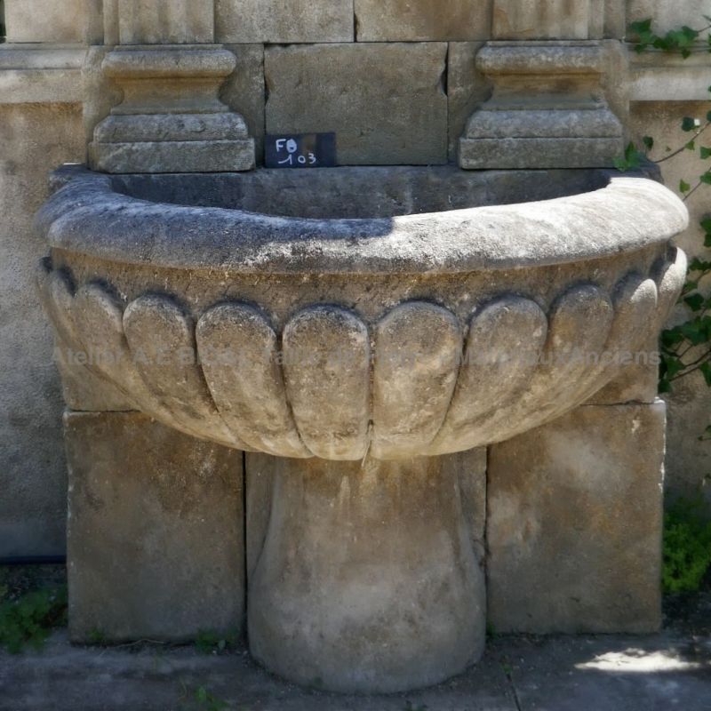 Détail de la vasque à godrons sculptés sur notre fontaine de jardin en pierre | Vente de fontaines et bassins en pierre en Provence chez l'Atelier Bidal.